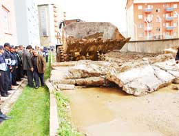 Muş'ta kooperatif üyeleri yol kesti!