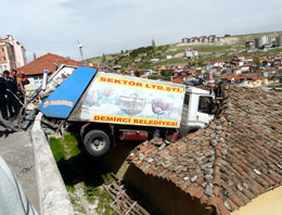 Evin çatısından kamyon girdi!