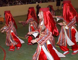 Midyat'ta halk oyunları sergilendi