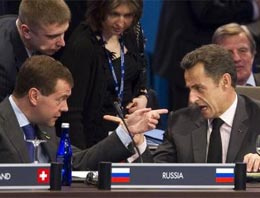 Medvedev ve Sarkozy böyle kapıştı