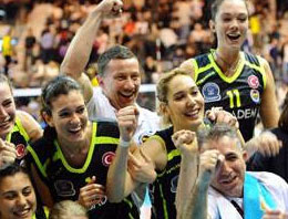 Voleybolda kupayı Fener kaldırdı